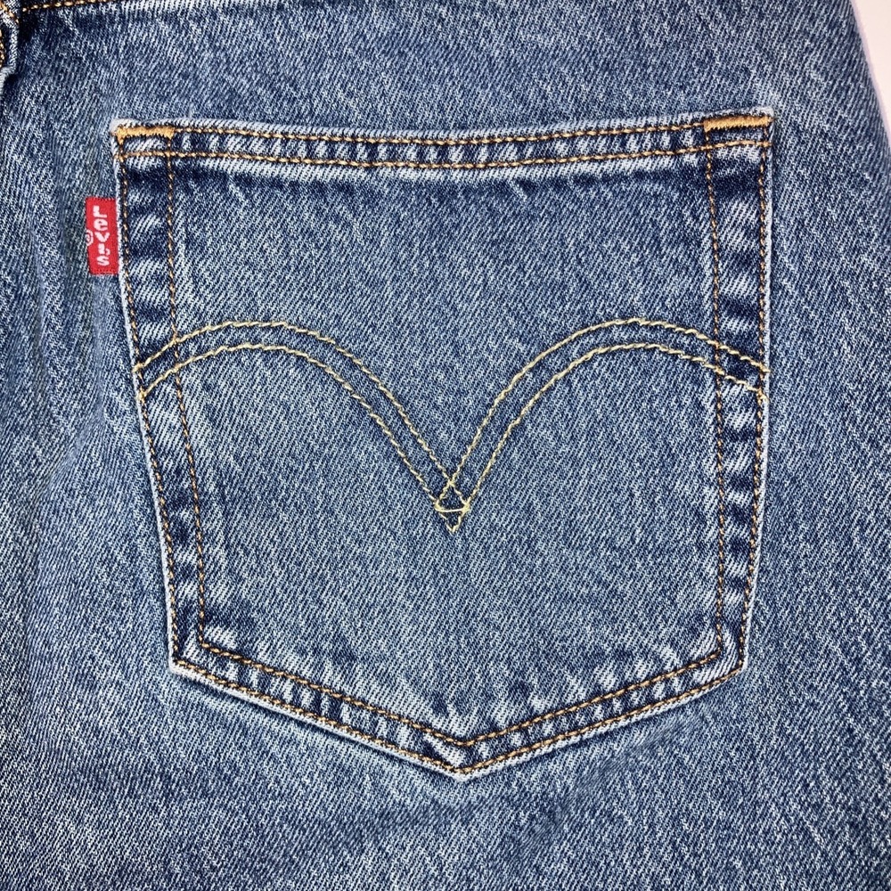 Levi's Women's Straight Leg Jeans in Medium Blue Wash - Picture 7 of 16